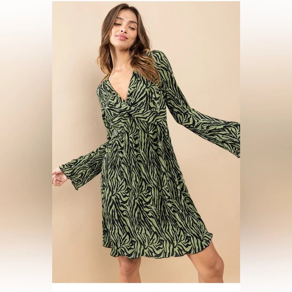 40 Fabulous Wave Pattern Front Twist Dress - Picture 3 of 7